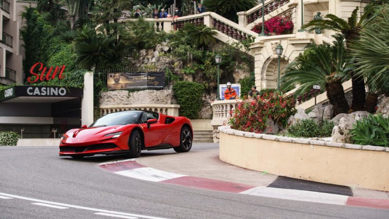 Ferrari SF90 Stradale en Charles Leclerc schitteren in remake van ‘C’était un rendez-vous’